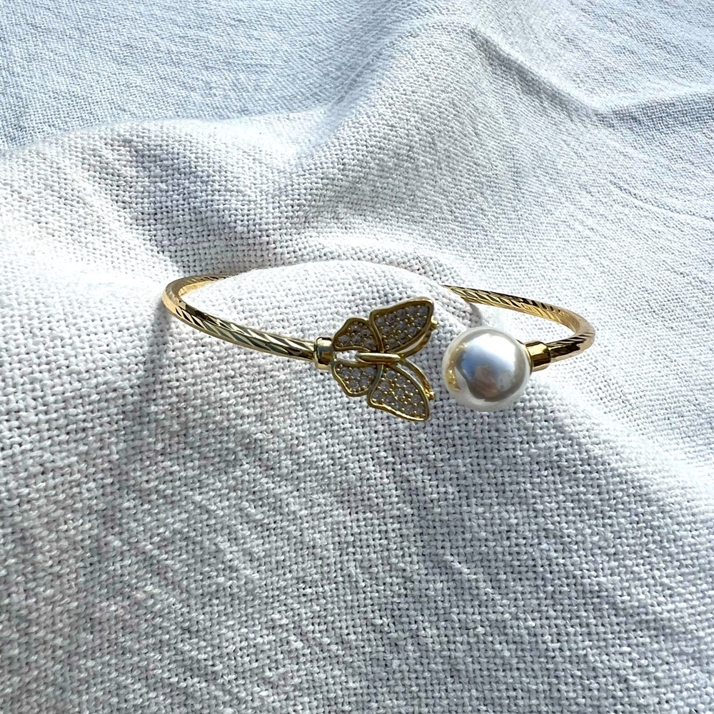 Cubic Zirconia Butterfly Pearl Bracelet | Gold - Picture 3 of 5